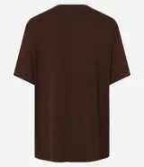 Blusa marrón de mangas cortas, confeccionada en viscosa, con cuello redondo y bordados de piñas en la parte delantera.