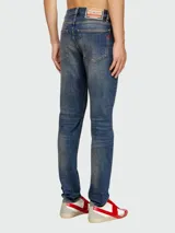 Jeans Diesel de corte slim, color azul con efecto lavado y detalles de desgaste. Modelo D-Strukt 09M16.