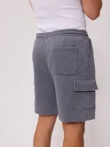Short deportivo gris con bolsillos cargo laterales y cordón ajustable en la cintura.