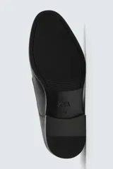 Zapato de vestir tipo Derby para hombre, color negro, fabricado en piel. Tiene horma redonda y suela con ligero tacón.