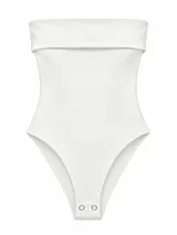 Body color blanco, sin mangas y con escote strapless con solapa doblada. Cuenta con cierre de broches a presión en la parte inferior.