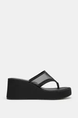 Sandalias negras con tacón de cuña alta y acabado satinado. Presenta una tira de dedo y empeine confeccionadas en tejido mesh translúcido y diseño de punta redonda.