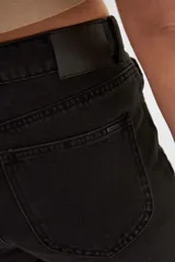 Short de jean negro de tiro alto con bolsillos delanteros y traseros.