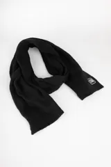 Bufanda tejida de punto color negro con etiqueta de marca en una punta.