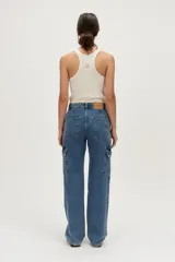 Pantalón cargo de denim en tono azul medio, de tiro alto y corte recto, con bolsillos laterales con solapa.