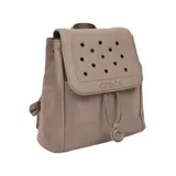 Mochila Crocs de nailon color negro, con solapa frontal de EVA con perforaciones aptas para Jibbitz, cierre superior ajustable y asa de mano.