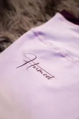 Calza deportiva tipo biker, color dorado metalizado, con tiro alto.