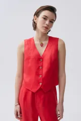 Chaleco rojo de lino con botones de carey en el frente y calce recto.