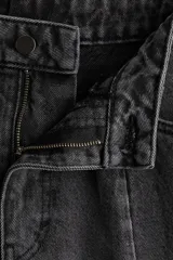 Jean de tiro medio confeccionado en denim de algodón rígido, con corte de pierna recta y costuras decorativas en forma de V invertida en el frente. Presenta diseño clásico de cinco bolsillos, cierre y botón.