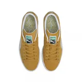 Championes Puma Suede Classic color mostaza con franja lateral blanca y suela blanca.