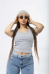 Remera de manga corta color marrón, con escote redondo y tejido acanalado.