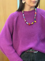 Collar largo confeccionado con cuentas multicolor de diversos materiales, formas y tamaños, incluyendo cristales checos, piedras naturales, acrílico y cerámica. Cuenta con cierre de cadena de acero quirúrgico y ganchito regulable.