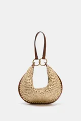 Bolso saca de formato multiposición con cuerpo de efecto trenzado y detalles en combinación de materiales. Cuenta con asa combinada con anillas metálicas, bolsillo interior con cremallera y cierre mediante cremallera metálica.