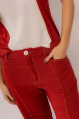 Pantalón de lino de invierno en color rojo, de corte recto y tiro alto. Presenta costuras a contratono visibles y bolsillos laterales funcionales.