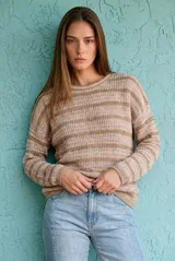 Sweater texturado de punto con rayas horizontales en tonos beige y arena, cuello redondo y mangas largas.