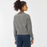 Sweater gris de punto con cuello redondo y mangas largas.