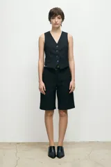 Bermuda gris de corte sastrero.