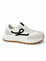 Championes de estilo urbano con diseño de paneles en cuero texturizado blanco y gamuza gris claro. Presentan un detalle gráfico lateral en color negro, suela de plataforma blanca y base dentada en color caramelo.