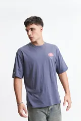 Remera de manga corta con calce oversize, confeccionada en algodón. Presenta un diseño estampado en la espalda con un gráfico abstracto y la palabra 'blurred'.