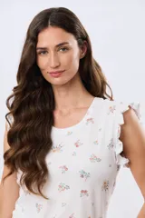 Remera blanca de algodón con delicado estampado floral y volados en las mangas cortas, con diseño de cuello redondo.