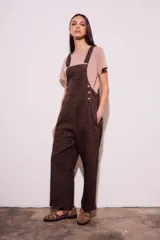 Enterito marrón con estampado animal print, con tirantes y botones.