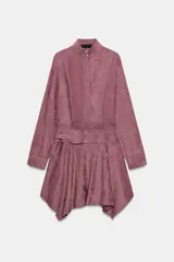 Vestido corto de cuello subido y manga larga, confeccionado en tejido efecto ante color rosado. Presenta un diseño con cinturón integrado del mismo tejido con hebilla metálica y arandelas, cierre frontal con botones ocultos y bajo asimétrico.