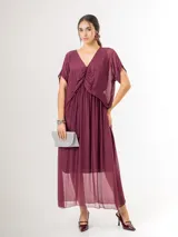 Vestido midi de seda italiana color bordó, con escote en V, sobrecapa fruncida y diseño fluido. Cuenta con mangas cortas amplias y elástico en la cintura.