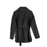 Campera negra de poliéster con fit regular, cierre frontal y dos bolsillos abiertos.