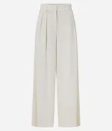 Pantalón pantalona de corte sastre color negro, confeccionado en tejido plano con trabillas en la cintura, cierre tradicional, elástico y lazo en la cintura. Cuenta con pliegues delanteros y bolsillos falsos traseros.