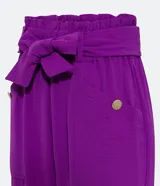 Pantalón pantacourt color violeta con cintura elástica, lazo en la cintura, bolsillos con botones y textura airflow.