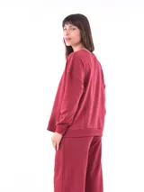 Buzo blanco de corte holgado, con cuello redondo y mangas largas.