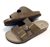 Sandalias marrones de dos tiras con hebillas metálicas ajustables, plantilla anatómica y suela de corcho y goma.