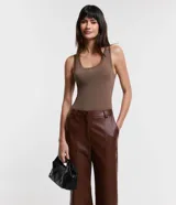 Musculosa Cortelle de punto ligero texturizado en color marrón, con cuello redondo y tirantes anchos.