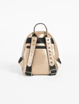 Mochila mini color blanco de cuero sintético con cierre superior y bolsillo frontal con cierre. Incluye llavero con tira de cuero sintético con tachas.