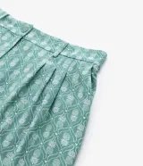 Short plus size de viscolino con estampado de piñas, modelo corto y holgado con pliegues delanteros.