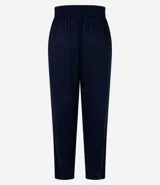 Pantalón celeste de corte recto, confeccionado en tejido de lino y viscosa. Presenta cintura elástica con lazo ajustable, bolsillos laterales y pliegues frontales.