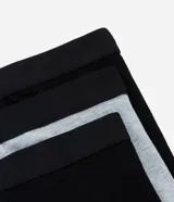 Set de tres calzoncillos tipo bóxer en color negro, gris y azul, confeccionados en algodón con elastano y cintura elástica.
