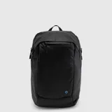 Mochila urbana negra, resistente al agua, con compartimentos con cierre y detalles reflectantes.