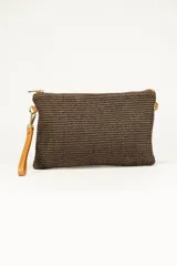 Clutch rectangular de fibra trenzada color marrón oscuro con cierre superior de cremallera y tira de cuero marrón en el lateral.