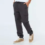 Pantalón cargo negro de corte holgado con cintura elástica y puños ajustados. Presenta bolsillos cargo en ambos muslos.