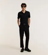 Camisa polo masculina de manga corta, confeccionada en tejido técnico de poliamida con elastano. Presenta cuello inglés con tapeta de tres botones, ofreciendo propiedades de secado rápido, elasticidad y confort térmico.