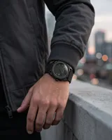 Reloj analógico de pulsera Mini Focus con diseño minimalista totalmente negro. Cuenta con caja de aleación metálica, esfera con índices y manecillas en tono oscuro, y correa de silicona con cierre de hebilla.