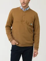 Buzo de algodón orgánico color naranja tostado, con cuello redondo y apertura frontal con broches a presión. Presenta un bolsillo pequeño en el pecho con parche decorativo y mangas largas.