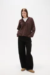 Sweater de punto a rayas horizontales color marrón y blanco, con cuello en V, capucha con cordones y cierre frontal parcial con botones. Presenta un diseño de manga larga con caída de hombros.