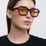 Lentes de sol Nayah con armazón cuadrado de carey y lentes amarillos polarizados.