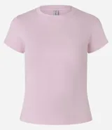 Blusa básica de mujer marca Blue Steel, confeccionada en tejido rib de algodón con elastano. Presenta un diseño ajustado al cuerpo, cuello redondo y mangas cortas.