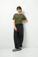 Jean celeste de tiro bajo, corte baggy y estilo urbano.