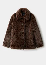 Abrigo de efecto pelo con diseño de estampado de leopardo, cuello camisero, corte oversize y cierre frontal con botones.
