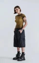 Pantalón cargo negro convertible, con cierre en la parte media de la pierna que permite transformarlo en un short ancho. Presenta bolsillos cargo a los lados y un corte holgado.