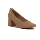 Zapato de tacón color nude, con punta cuadrada y detalle de logo dorado en el lateral.